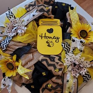 Honey bee wreath